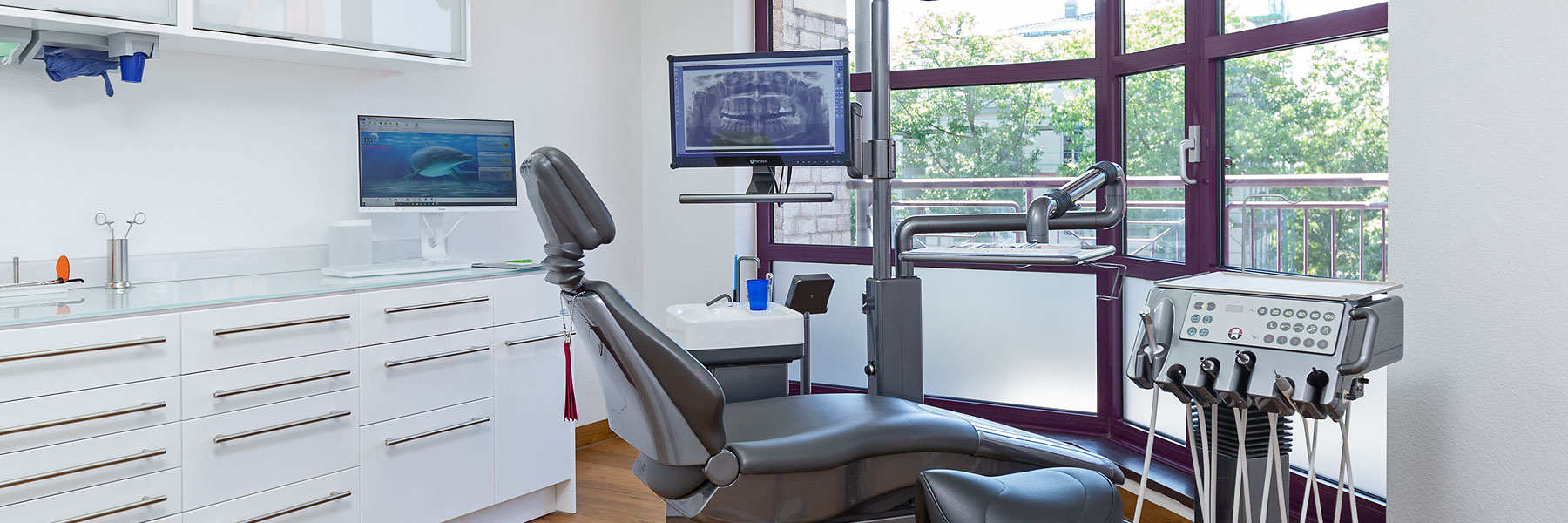 Zahnärztliche Chirurgie mit moderner Ausstattung der Zahnarztpraxis in Langenfeld Dr. Schmidt & Dr. Brackmann-Krifka. Für gesunde Zähne!
