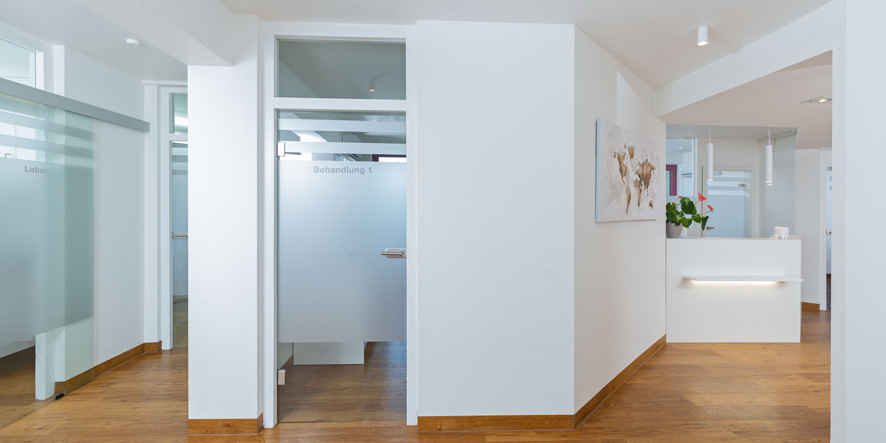 Praxisräumen mit weißen Wänden & modernem Design, Zahnarzt Langenfeld Dr. Andrea Schmidt Dr. Andrea Brackmann-Krifka