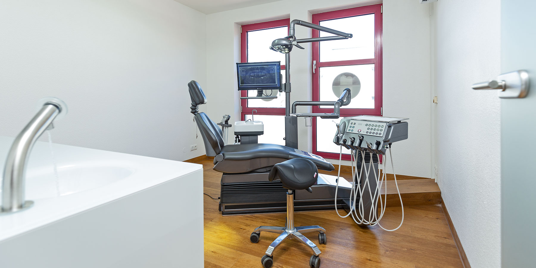 modernes Behandlungszimmer der Zahnarztpraxis in Langenfeld Dr. Andrea Schmidt Dr. Andrea Brackmann-Krifka