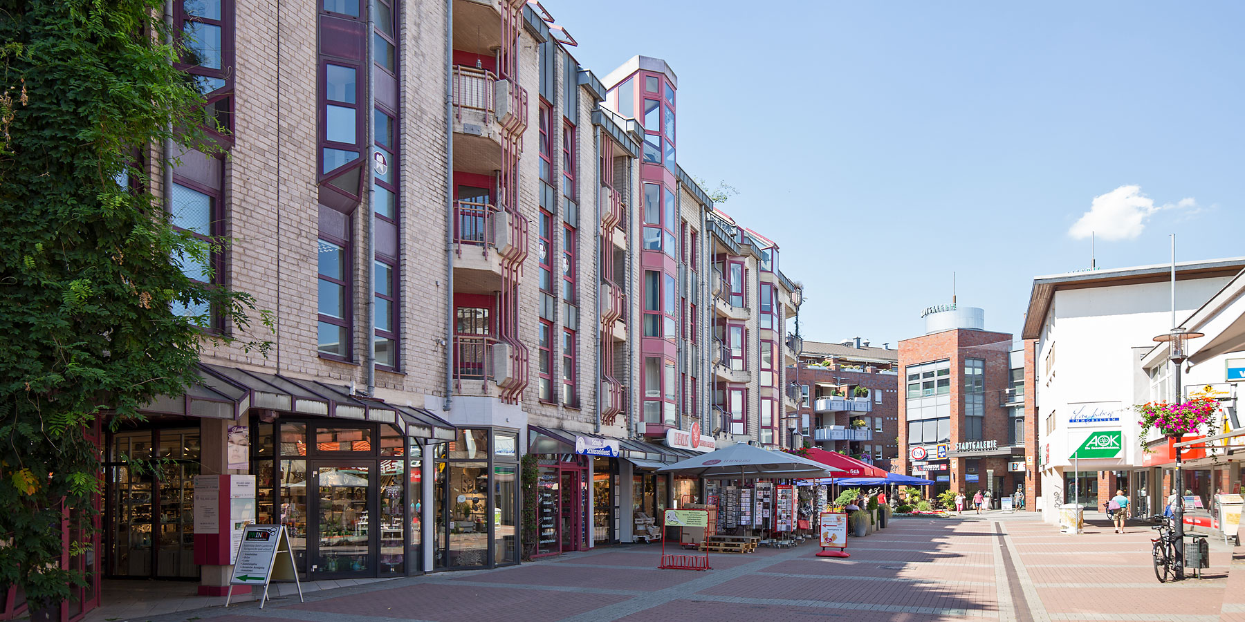 Die Zahnarztpraxis Dr. Schmidt & Dr. Brackmann-Krifka am Markplatz in Langenfeld, Sicht vom Platz.